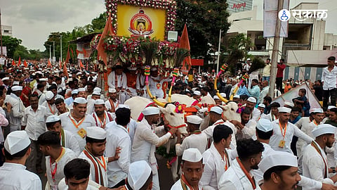 Ashadhi Wari 2024 Warkari enjoyed traveling by Pune Metro Dnyaneshwar Maharaj and Sant Tukaram Maharaj Palkhi procession rak94