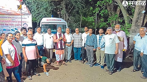 Prakashrao Prabhune Maharaj and officials of Breath Foundation during the departure of the team providing medicine to the patients.