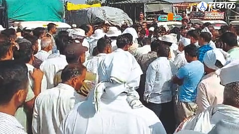 Farmers are angry after cancellation of onion auction in the Agricultural Produce Market Committee.