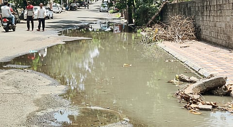 तुंबलेल्या गटाराची दुरुस्ती करण्याची मागणी
