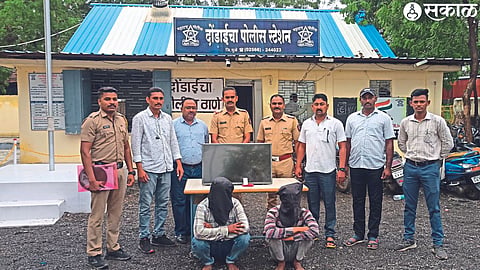Inspector Nilesh More, Changdeo Handal investigation police personnel arresting the house burglar in Shastri Nagar here.