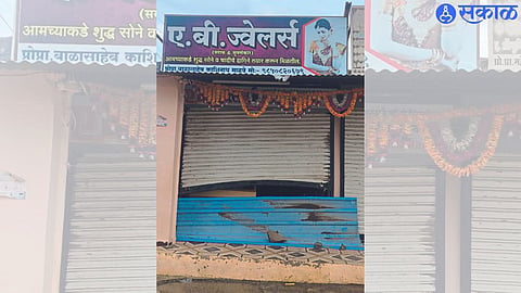 Thieves bent shutters of grocery and gold shops