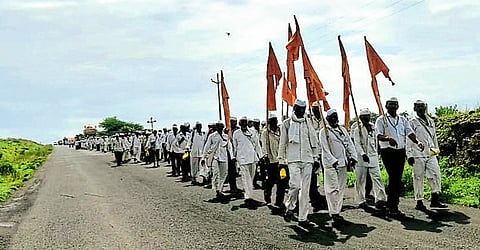 पुणे-सोलापूर महामार्गावर हरी नामाचा जयघोष