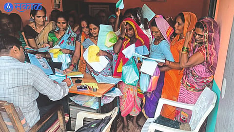 Crowd of women in Talathi office.