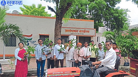 Sarpanch Manoj Chaudhary and villagers while distributing trees to the villagers by tractor. In the second photo, Sarpanch Manoj Chaudhary gifting trees to women at home.