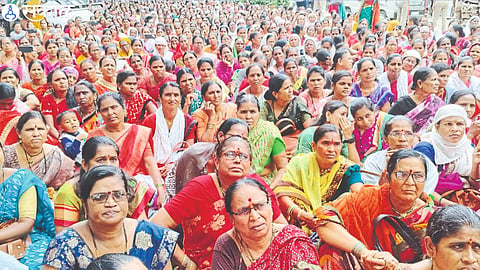 A carrot march was organized by the Nashik branch of the State Anganwadi Staff Association at the Zilla Parishad on Friday.
