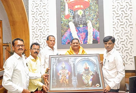 शिरूरच्या पाचर्णे यांची पंढरपूरच्या मंदिरास देणगी