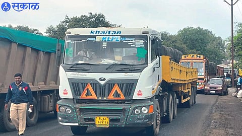 A broken down truck on the Indore-Pune highway