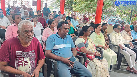 Citizens attending the meeting on electricity.
