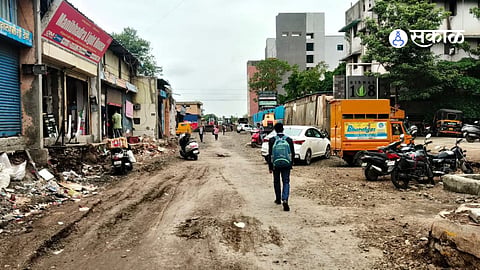 Pune Road: सहा महिन्यांपासून काम रखडल्याने नागरिक त्रस्त, कामााला गती देण्याची मागणी