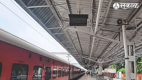 A digital board that remains closed even after the arrival of a passenger train at a railway station.