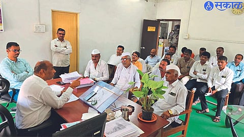 Farmers in discussion with District Deputy Director of Agriculture Jagdish Patil.