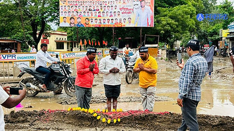 निर्भय महाराष्ट्र पार्टीचे वतीने खड्डे पुजन आंदोलन; रस्तात पडलेल्या खड्डे बुजविण्याची मागणी..!
