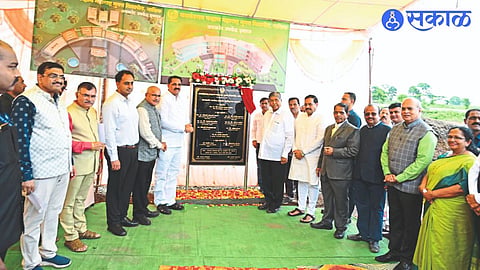 Minister Chandrakant Patil, Minister Anil Patil, Collector Ayush Prasad, Rajesh Pandey, CA Neeraj Agarwal etc. were present during the Bhumi Puja of the sub-centre building at Amalner.