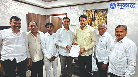 While discussing with State President Nana Patole, District President Shirish Kotwal, Anil Aher, Shivaji Kasav along with District Officers were present.
