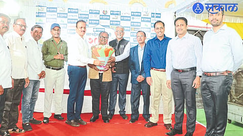 State Minister for Rural Development and Tourism Girish Mahajan while greeting Uttar Maharashtra Edition Editor Abhay Supekar on the occasion of the 20th anniversary of the Khandesh edition of 'Sakal'.