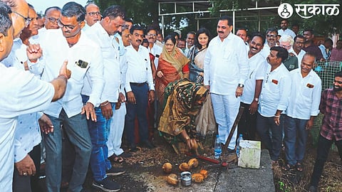 Relief and Rehabilitation Minister Anil Patil, MP Smita Wagh, Jayashree Patil etc. while inaugurating the Bandhara and Patchari Rehabilitation Project.