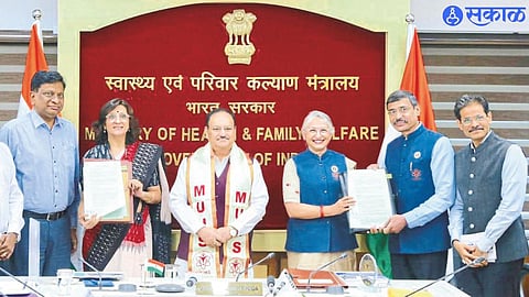 Union Health Minister J. P. Nadda, Vice-Chancellor Lt. Gen. (Retd.) Dr. Officer with Madhuri Kanitkar.