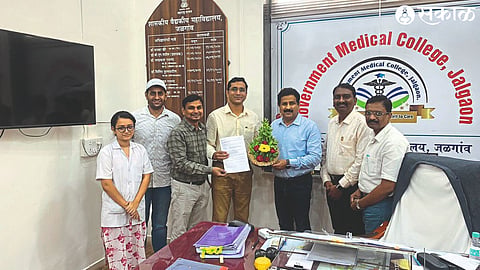 Founder Dr. Officers of Ear, Nose and Throat Department thanking Girish Thakur with a bouquet of flowers.