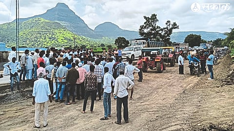 Farmers and others while protesting to stop the highway work started between Bhavdbari Ghat and Rameshwar Phata