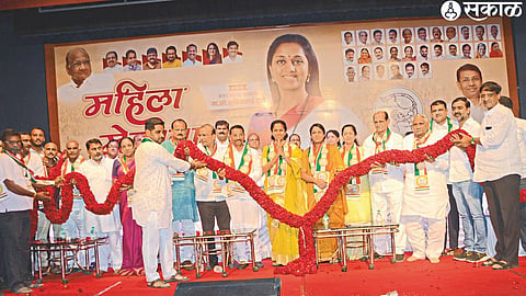 While welcoming MP Supriya Sule on Saturday, former guardian ministers Gulabrao Deokar, Valmik Patil, Ejaz Malik etc.