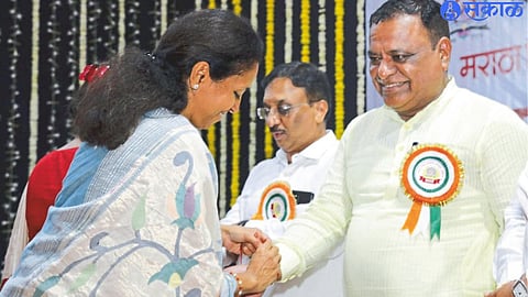 Supriya Sule tying rakhi to Balasaheb Kshirsagar.