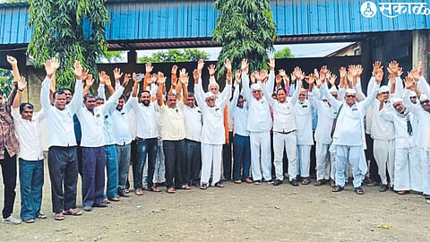 Farmers decide to take a tractor march to Mumbai to demand loan waiver.