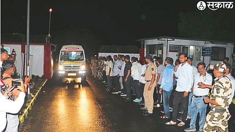 Taking the bodies of the accident victims from the airport to Bhusawal Warangaon in an ambulance.