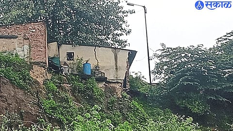 A crack in the wall of a house on the dangerous Kazigadi bank.
