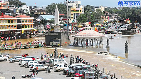 The flood of Godavari river has receded and there was a crowd of tourists in the area on the bank of Godavari river on Wednesday.