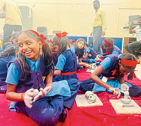 आळंदीत गणेश मूर्ती बनविण्याची कार्यशाळा