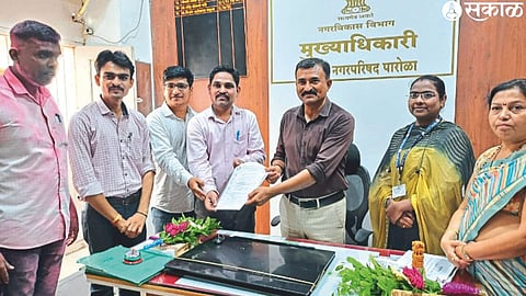 Rahul Salve, Sanghamitra Sandanashiv, Deepak Mahajan, Sumit Patil, Kiran Khandare, Yamini Jate while giving a statement to Municipal Administrator and Chief Officer Kishore Chavan.
