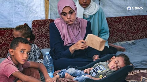 Medical workers administering polio drops to children in Gaza amid a temporary ceasefire.