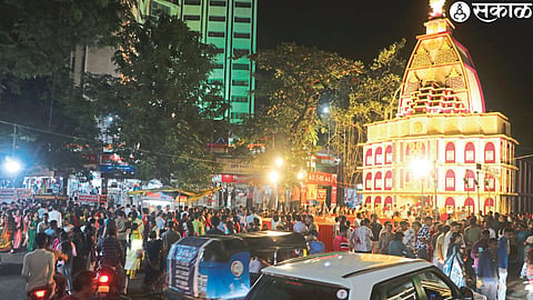 Crowd of citizens to see the arrangement of Ganpati mandals in the city.