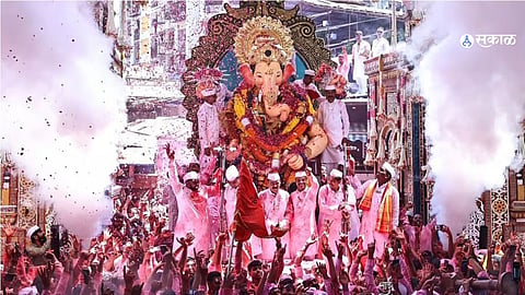 Devotees gathered at Lalbaugcha Raja’s public Ganeshotsav Mandal during the grand auction of gold and silver offerings