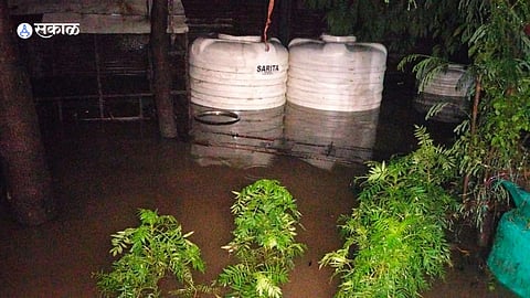 Marathwada Rain Update: मराठवाड्यात अतिवृष्टी; दुकान व घरात शिरले पाणी,'या' मंदिराचा कोसळला भाग!