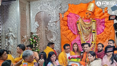 MNS President Raj Thackeray along with his family bowed down at Adimaya's feet...