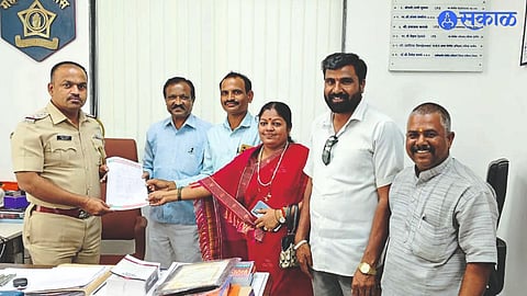 Balasaheb Hande, Ramdas Bhor, Meera Sanap, Omkar Sanap, Ravindra Bhor, Praveen Pawar while giving a statement to Police Inspector Sambhaji Gaikwad demanding to stop the increasing thefts in the bus stand area of Sinnar.