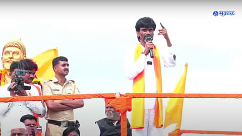 Manoj Jarange addressing a massive crowd at Narayan Gad during the Dussehra rally in support of Maratha reservation.