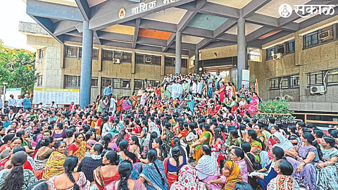 Women protesting for water at the municipal headquarters on Monday. The table shown in the second photograph.