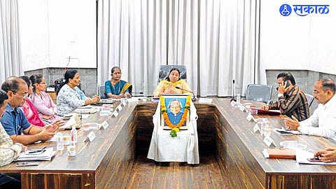 Commissioner Amita Dagde-Patil speaking in the municipal administrative standing committee meeting. Neighbors Karuna Dahale, Manoj Wagh and other officials.