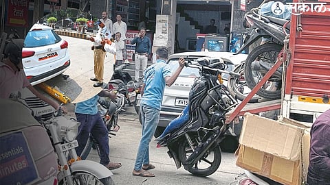 Traffic Police taking action against four wheeler vehicles parked at the parking lot.
