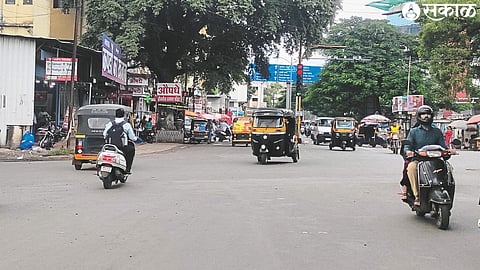 Vehicles driving recklessly during red signal.
