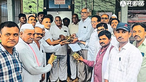 Taluk farmers while giving a statement to Tehsildar Rupesh Kumar Surana.