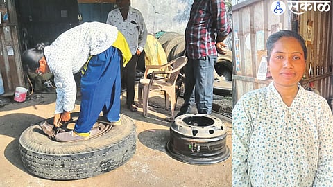 Sapnatai while removing the puncture of the wheel of the truck.