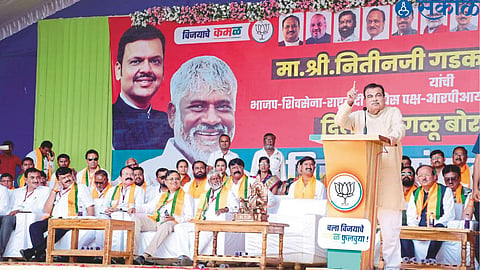 Union Minister Nitin Gadkari speaking at a campaign meeting for BJP Grand Alliance candidate Dilip Borse. Dignitaries including former MP Dr. Subhash Bhamre, Dr. Prashant Patil, Prataprao Dighavkar etc.