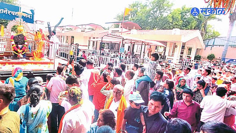 Crowd of devotees