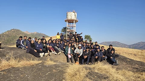 श्रमदान केलेले विद्यार्थी