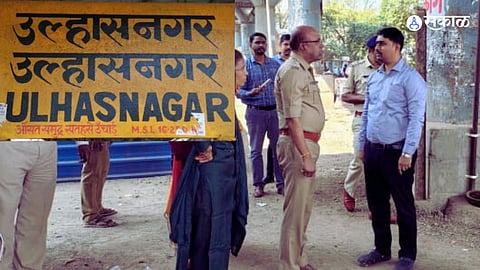 chaos of unauthorized parking-shops in the Ulhasnagar Railway area cleard by police thane kalyan