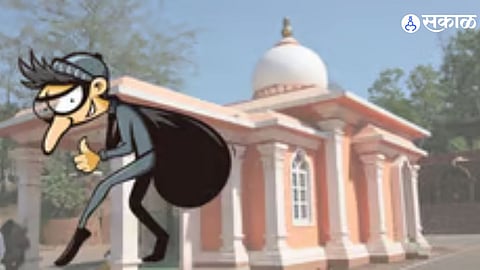 nagpur lakadganj shitala mata temple donation box theft cctv thief prayed before stealing